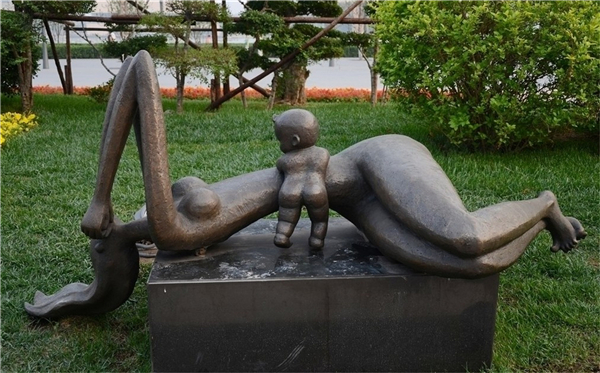 公園母愛雕塑.jpg 公園母愛雕塑.jpg