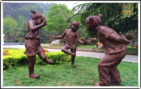 公園小孩踢毽子雕塑.jpg 公園小孩踢毽子雕塑.jpg
