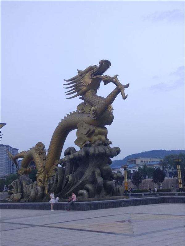 景區大型龍雕塑.jpg