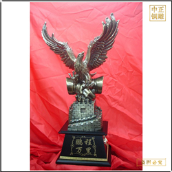 鑄銅關(guān)公 雄鷹展翅銅雕塑批發(fā)