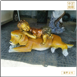 鑄銅關公 小孩爬狗身上睡覺雕塑